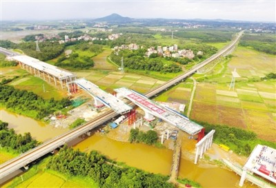 云湛高速茂湛鐵路跨線橋成功完成轉(zhuǎn)體